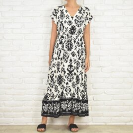 人とかぶらない夏の一枚　大人のモノトーンワンピース　イカット風プリントVネックフリルワンピース　大きいサイズあり