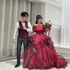 実例写真！カラードレス ボルドー色 オフショルダー ラッフルフリル キラキラチュール プリンセスライン 花嫁