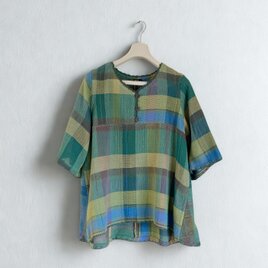 フレアー袖の手織りプルオーバー（ブルーグリーン系チェック）