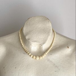 Vintage 70s-80s retro offwhite rose carving beads necklace
