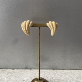 Vintage 70s-80s retro offwhite classical design earring