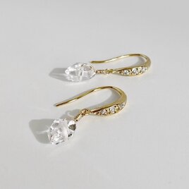クリアハーキマーダイヤモンドが揺れるきれいめ上品シンプル小さめピアス