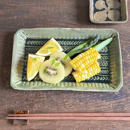 伊賀ビードロ 矢筈文 長方皿｜夏の彩りを映す器