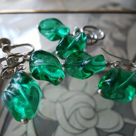 ヴィンテージ　綺麗なGreenツイストBeadsのSilver925製ピアス、またはイヤリング