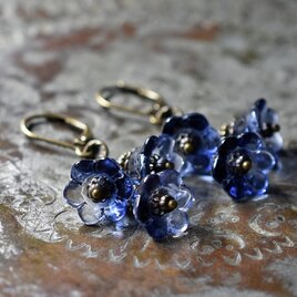 ダークブルー３つのお花japanヴィンテージビーズのピアス