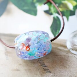 紫陽花と金魚のとんぼ玉（ガラス玉）銀箔入り／大きめのとんぼ玉