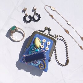 小さなビーズ刺繍のがま口 No.104｜ロイヤルブルー×ガーゼ｜ネックレス・バッグチャームにも｜アクセサリーケース