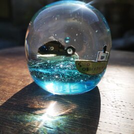 海のペーパーウエイト　くじらと船