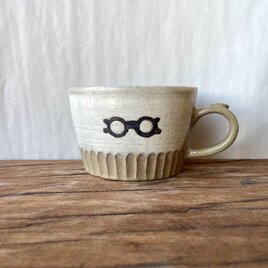 粉引きのマグカップ（メガネ柄）