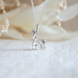 白い花とピンクダイヤモンドのペンダント