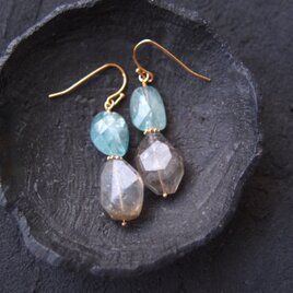 Sky Blue Kyanite × Labradorite ／カイヤナイト×ラブラドライト ピアス（Rough）