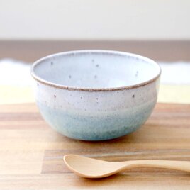 白釉と水色釉薬のかけ分けボウル