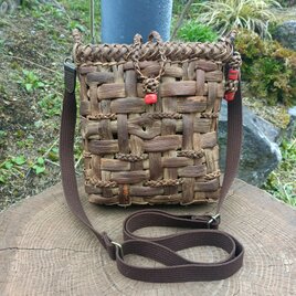 貴重な山葡萄の蔓で編んだショルダーバッグ(ポシェット)縦長 小/山珊瑚のチャーム付き 20260403
