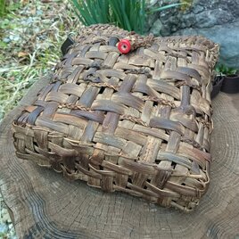 貴重な山葡萄の蔓で編んだショルダーバッグ(ポシェット)縦長 大/山珊瑚のチャーム付き 20260405