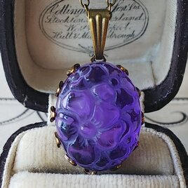 ヴィンテージ　美しいパープルのお花（Lucite製）のネックレス