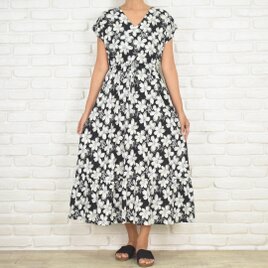 さらりと着たい、大人の花柄ワンピース　Vネックフリルワンピース　ブラック　大きいサイズあり