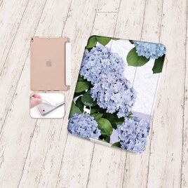 手帳型iPadケース《バックカバー：ソフトタイプ》片面印刷/カメラ穴有【水彩調あじさいと白猫】名入れ可