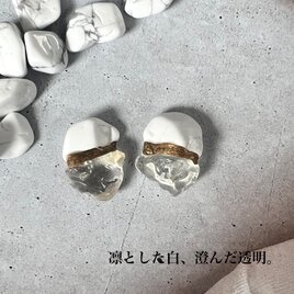 ハウライトと水晶の金継ぎピアス｜白と透明の天然石イヤリング
