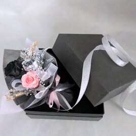 プリザーブドフラワー／花束ボックス／3色のミニ薔薇と小花のミニ花束シルバーベビーピンク