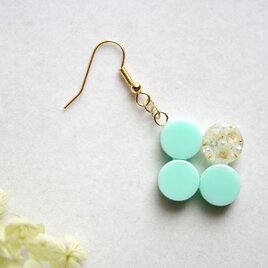 レジンアート　丸を連ねてピアス〈青林檎落ちた〉