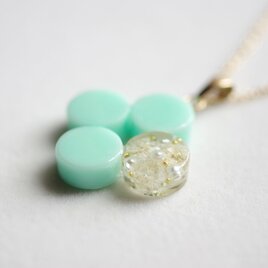 レジンアート　丸を連ねてペンダント〈青林檎落ちた〉