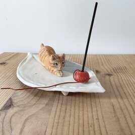 陶器の茶トラのお香立て(毛糸玉