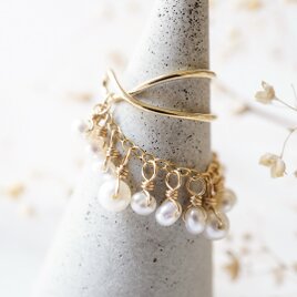 「淡水パールのシャンデリア」イヤーカフ 片耳 重ね付け 軽い 小ぶり 揺れる ギフト 白 ウェディング 結婚式 お呼ばれ
