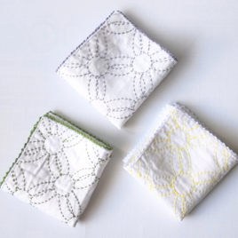 リネンの刺し子 ハンカチ  手刺繍の 縁飾り付き 色違い３色