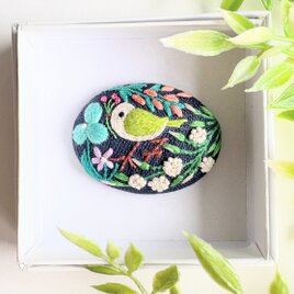 ことりと草花の刺繍ブローチ(botanical）#485