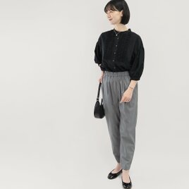 上品なピンドット 年間使える 透けにくい綿 テーパードパンツ グレー｜STELLA-TP-GR