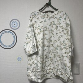 大人のデイリーTシャツ　後ろ下がりTシャツ　コットン　　　　　小花柄　リックラック