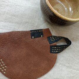 珈琲カップのレザーコースター　オークブラウン✗黒　オイルシュリンクレザー