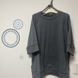 大人のデイリーTシャツ　後ろ下がりTシャツ　コットン　　チャコールカーキ　日本製
