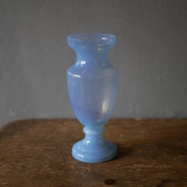 オパリン　ライトブルーのフラワーベース　花器　花瓶　フランスヴィンテージ