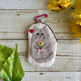 大人かわいい手刺繍猫ちゃんと向日葵の小さめポーチカラビナ付き　国産帆布　コットンリネン　リボン　ハート　小物入れ