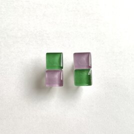 bi-color ガラスタイルのイヤリング（緑×紫）