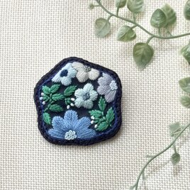 お花をギュッと詰め込んだ、ぷっくり刺繍ブローチ