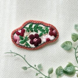お花をギュッと詰め込んだ、ぷっくり刺繍ブローチ