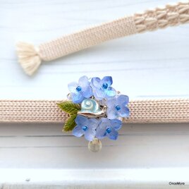 雨後の紫陽花とカタツムリの帯留め（ブルーグラデーション）