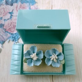 light blue white cold porcelain flower ヴィンテージピアス