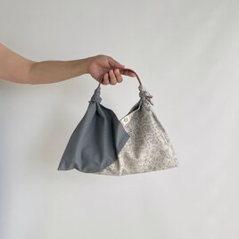 【1点もの】あずま袋 裏地付き ハンドバッグサイズ -絹 着物 白に青花 & 青灰  （ヴィンテージ） AZH744