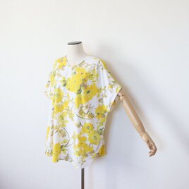黄色い花模様のビックシルエットTシャツ