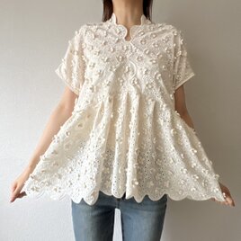 花びらレース刺繍 コットンペプラムブラウス(ベージュ／ホワイト)