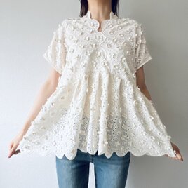 花びらレース刺繍 コットンペプラムブラウス(ベージュ