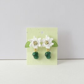 ピーマンの花のイヤリング