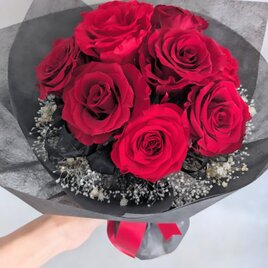 プリザーブドフラワー大輪の赤い薔薇花束11本／白いかすみ草の愛の贈り物