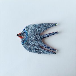 星々の瞬きを纏うツバメさん/藍染糸を使った手刺繍ブローチ