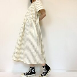 生成りストライプの半袖ワンピース＊ゆったりリラックス＊軽量＊ポケット付＊オフホワイト＊北欧ナチュラルスタイル＊大きいサイズ