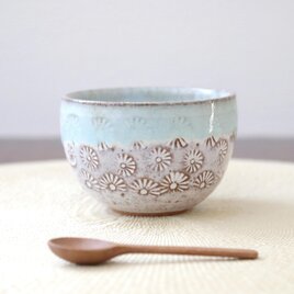 菊の印花のお湯のみ 水色のアクセント