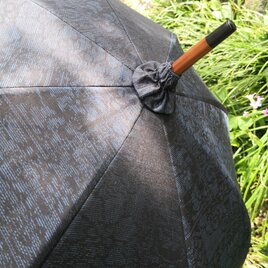 大島紬（紺地方形蜀江花文ボタン茶）
